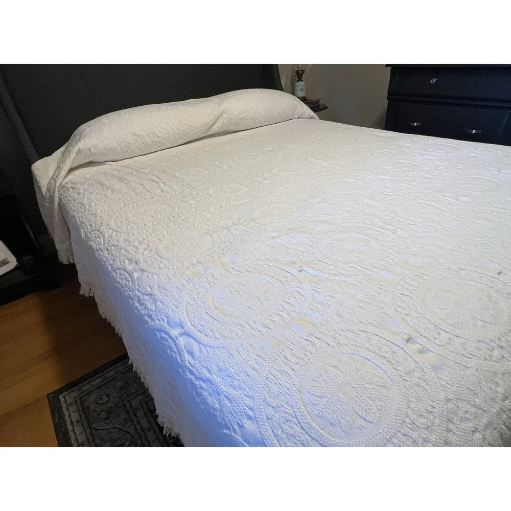 Vintage Cannon‎ Matelasse Bedspread White Medallions Floral Fringe Full